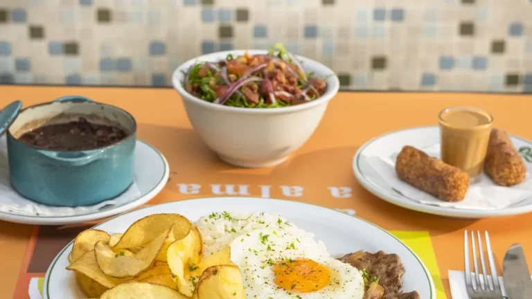Comida de boteco: 5 bares em São Paulo com mais de 20 anos de mesas disputadas