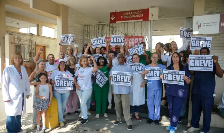 Manifestação de servidores de hospitais federais em greve ocorre na capital fluminense