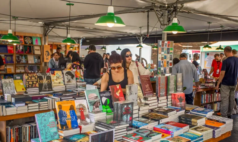 Programação gratuita e ao ar livre anima São Paulo na Feira do Livro