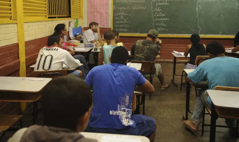 Ministério da Educação lança iniciativa para escolas públicas com ensino noturno